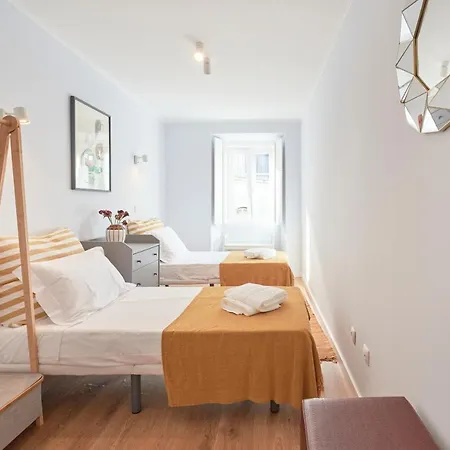 Amazing Terrace And Riverview In Historical Apartment Lisbon