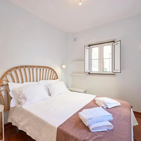 Apartment Amazing Terrace And Riverview In Historical Lisbon